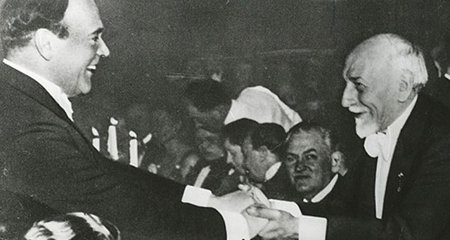 Luigi Pirandello riceve il premio Nobel per la letteratura