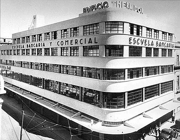 se crea la escuela Bancaria comercial.