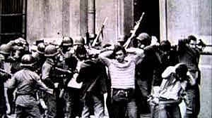 Hombre que mira a su pais desde el exito