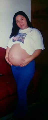 En el vientre a punto de nacer