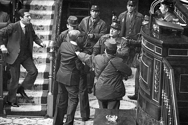 Tejero fa un intent de cop d’estat.