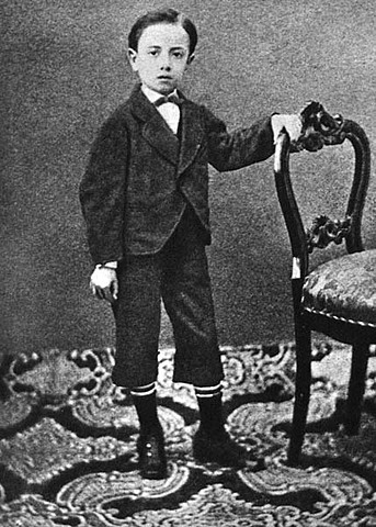 Nasce Gabriele D'Annunzio