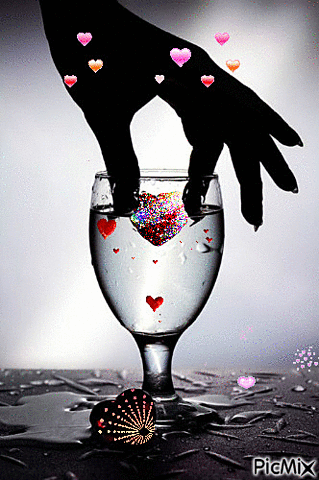 La copa del amor: Tú despertaste mi alma adormecida En la tumba silente de las horas; A ti la primer sangre de mi vida ¡En los vasos de luz de mis auroras!