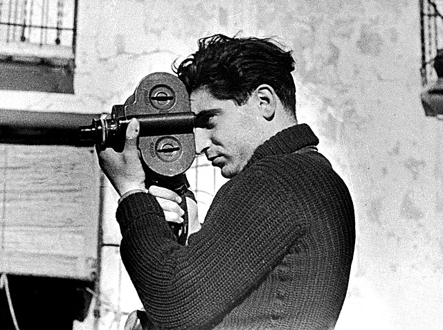 Robert Capa. (1913-1954).- Pareja de corresponsales gráficos de Guerra. .