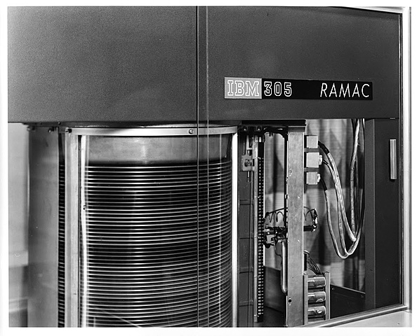 IBM desarrolla el primer disco duro llamado RAMAC.
