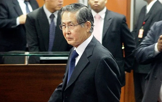 Fujimori renuncia a la presidencia del Perú