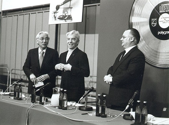 se lanzan al mercado los CD