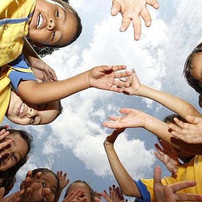 Timeline: TRAS LOS PASOS DE LA INFANCIA Y LA ADOLESCENCIA