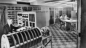 La red Arpanet contaba con 23 hosts conectando a otras universidades y centros de investigación del gobierno de los EUA,