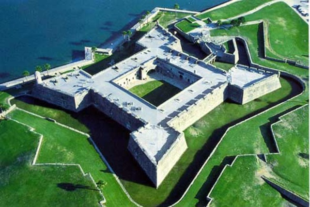 Spanish build fortress at St. Augustine