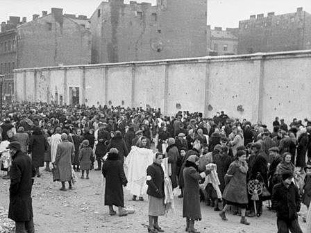 Déportation des juifs dans les ghettos de Varsovie dès janvier 1941 jusqu'à 1942