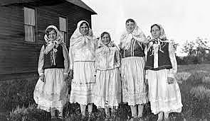 Doukhobors are given the right to vote in federal elections.