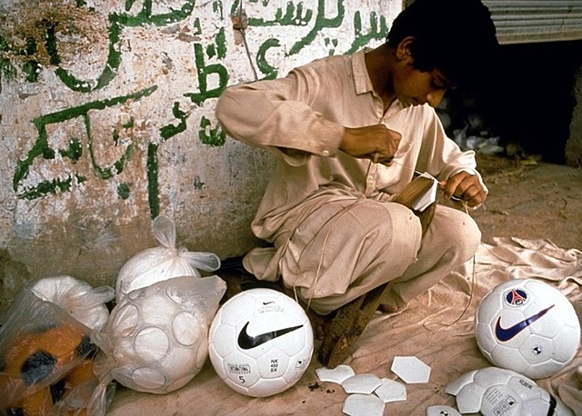 Scandalo "palloni/scarpe da calcio" Nike