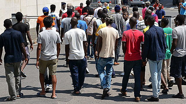 “Schiavi del lusso”. Le borse dell'alta moda a 3 euro l’ora