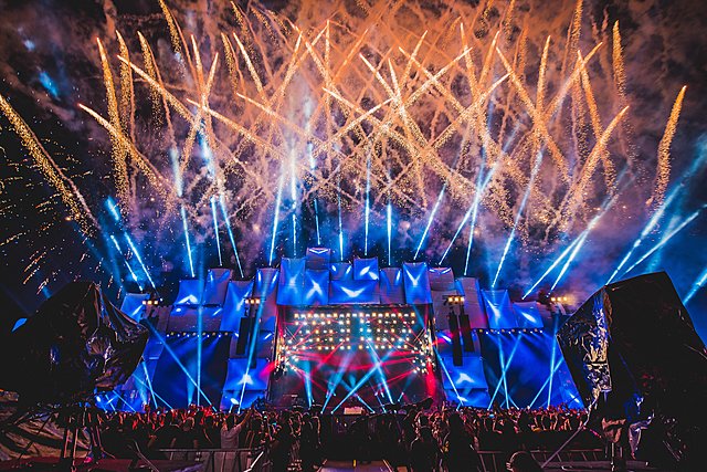 They perform at the festival Rock in Rio, at the Maracanã stadium and collaborate on the soundtrack of 'Terminator 2'