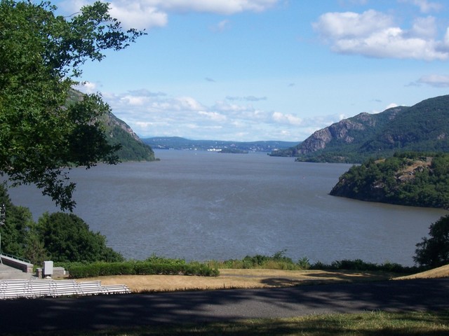Henry Hudson explores North eastern North America including the Hudson River