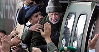 Sharon decreta el confinamiento en Ramala del presidente palestino, Yaser Arafat.