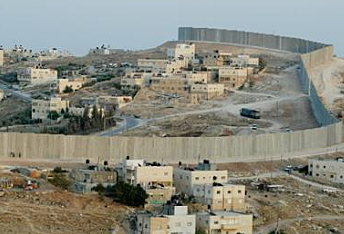 Israel comienza la construcción de un muro entre palestinos e israelíes de más de 400 kilómetros.