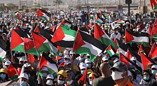 Miles de palestinos protestan en Gaza contra la anexión israelí.