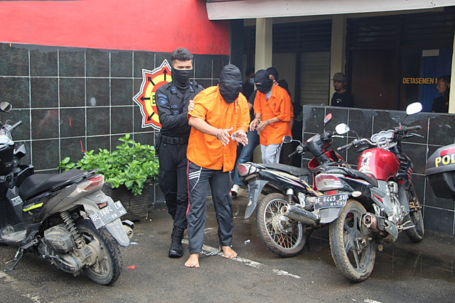 23 Tersangka Teroris  di Bawa Ke Jakarta