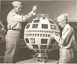 PRIMERA TRANSMISIÓN VIA SATELITE Y CREACIÓN DEL INTERNET.