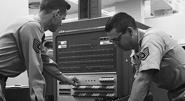 monitor resident, procesament per lots (batch processing) i el emmagatzematge temporal.  Es crea el primer Sistema Operatiu per a un ordinador IBM 704.