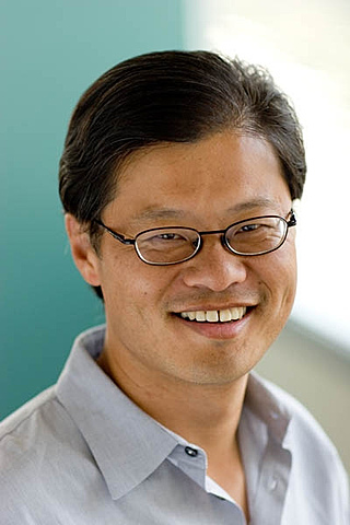 Jerry Yang asume la dirección de Yahoo!