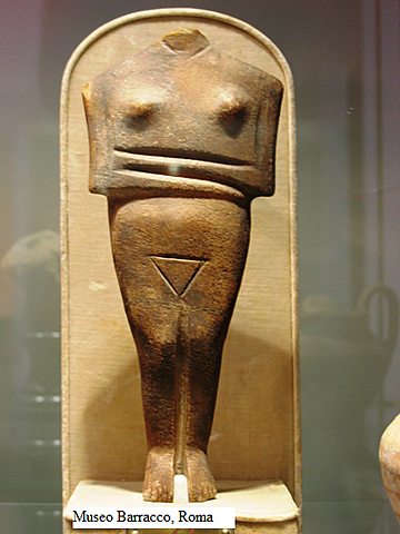 Ídolo femenino. Se mantiene dentro de la sencillez expresiva propia de este este arte, con la utilización de la geometría como elemento fundamental. No se trata de una abstracción, sino de un esquematismo.