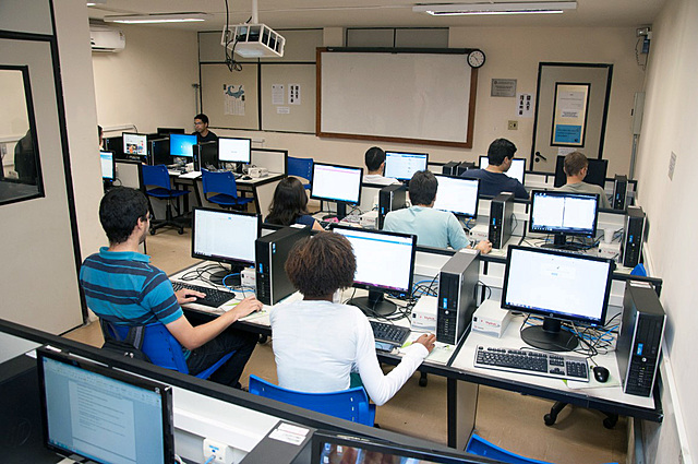 INTRODUÇÃO DE COMPUTADORES NO ENSINO DO 2 ° GRAU