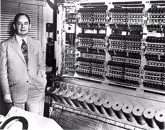 John Von Neumann crea la EDVAC.