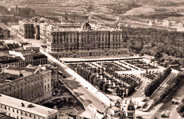 En Madrid se coloca la primera piedra del Palacio Real.