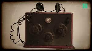 1920 – Primera transmisión radiofónica.