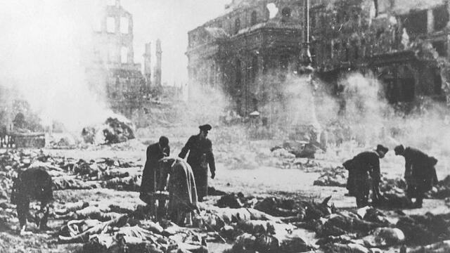 Dresden totally destroyed under bomb attack
