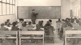 Timeline: PRINCIPIOS CONCEPTUALES DE LA PEDAGOGIA CRITICA "Evolución de la escuela"