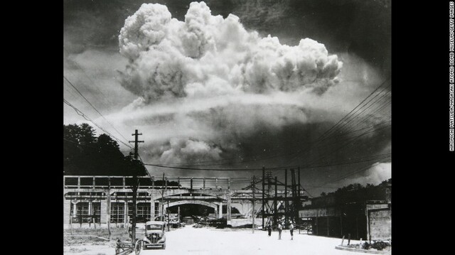 EE.UU. LANZA UNA BOMBA NUCLEAR EN HIROSHIMA.
