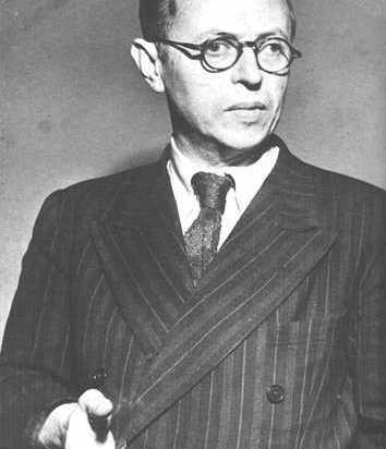 Nace Jean Paul Sartre