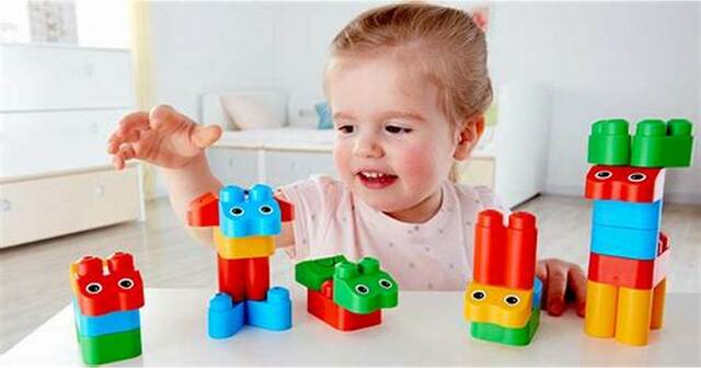 Al principio todos los bebés ya sean de una cultura o de otra balbucean de la misma manera pero a los 9 meses los sonidos del lenguaje se van limitando y se centran en los de su idioma materno.