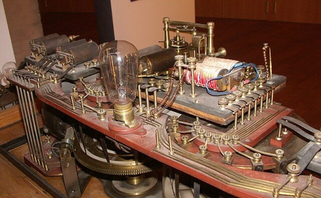 Leonardo Torres Quevedo, presentó el Telekino, un autómata que ejecutaba órdenes transmitidas mediante ondas hertzianas