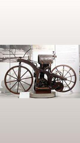 Daimler inventa el motor de explosión