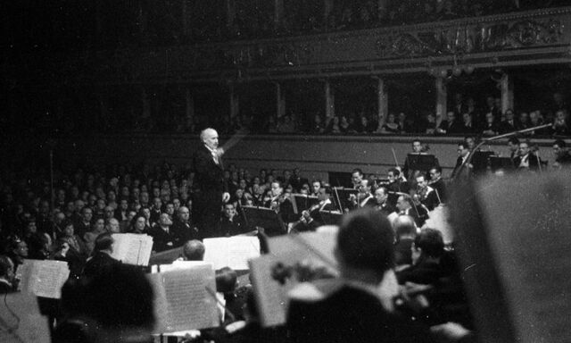 Toscanini, allora direttore, riapre il Teatro alla Scala