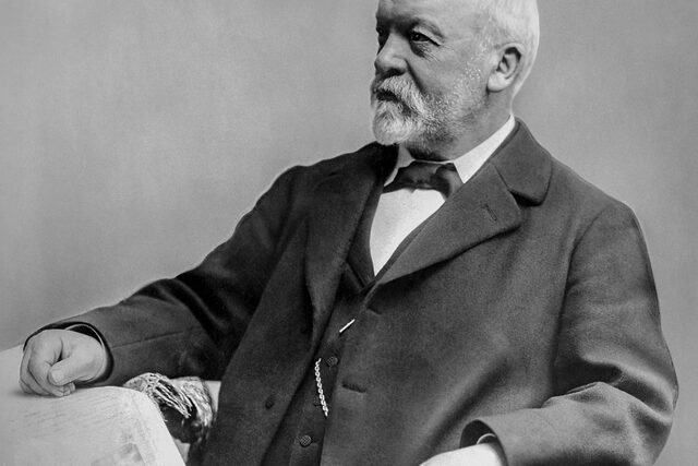 DAIMLER INVENTA O MOTOR DE EXPLOSIÓN