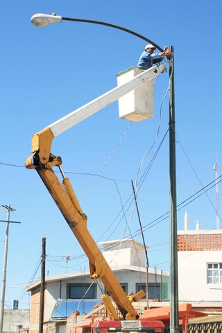 DEMETRIO PLAZA INAURA EL ALUMBRADO ELECTRICO
