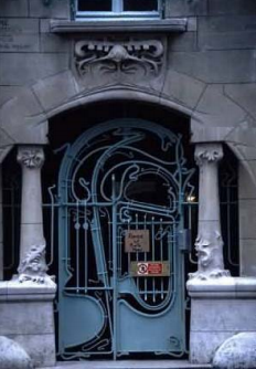 Puerta asimétrica, Hector Guimard