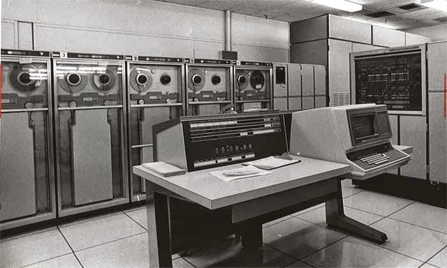 Aparece la UNIVAC (NIVersAl Computer),
