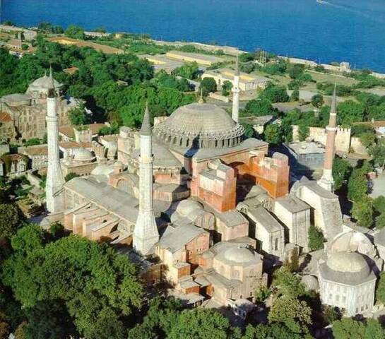 Fi de la construcció de Santa Sofia