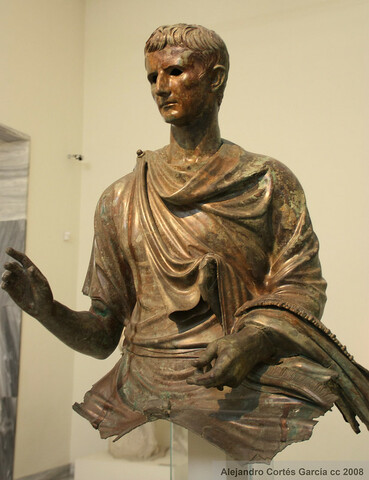 Octavio recibe el nombre de Augusto.