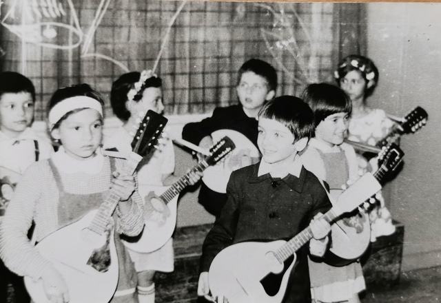 Incepe sa cante la mandolina