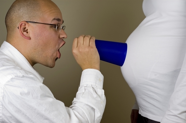 el feto se familiariza con las voces de ambos progenitores y esto es el principio de una comunicación constante entre el bebé y el mundo exterior.