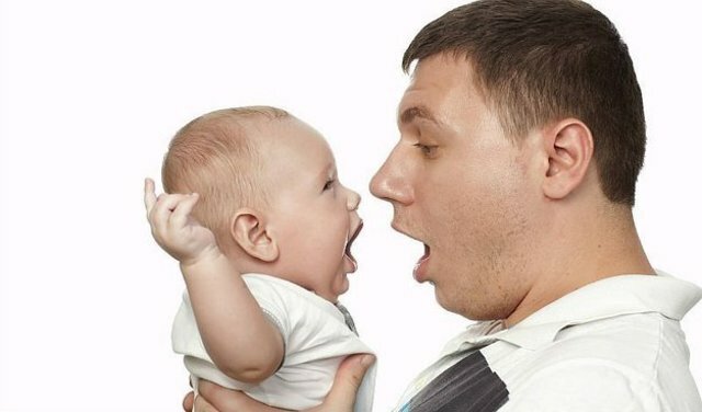 Cuando están a punto de cumplir 1 año han aprendido a interpretar expresiones faciales y gestos para mantener la comunicación.