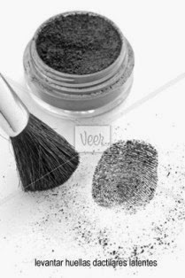 El científico médico/legal francés René Forgeot publicó una tesis en la que propuso el uso de polvos y productos químicos para desarrollar huellas ocultas en escenas de crimen con el fin de individualizar a la persona que había tocado un objeto